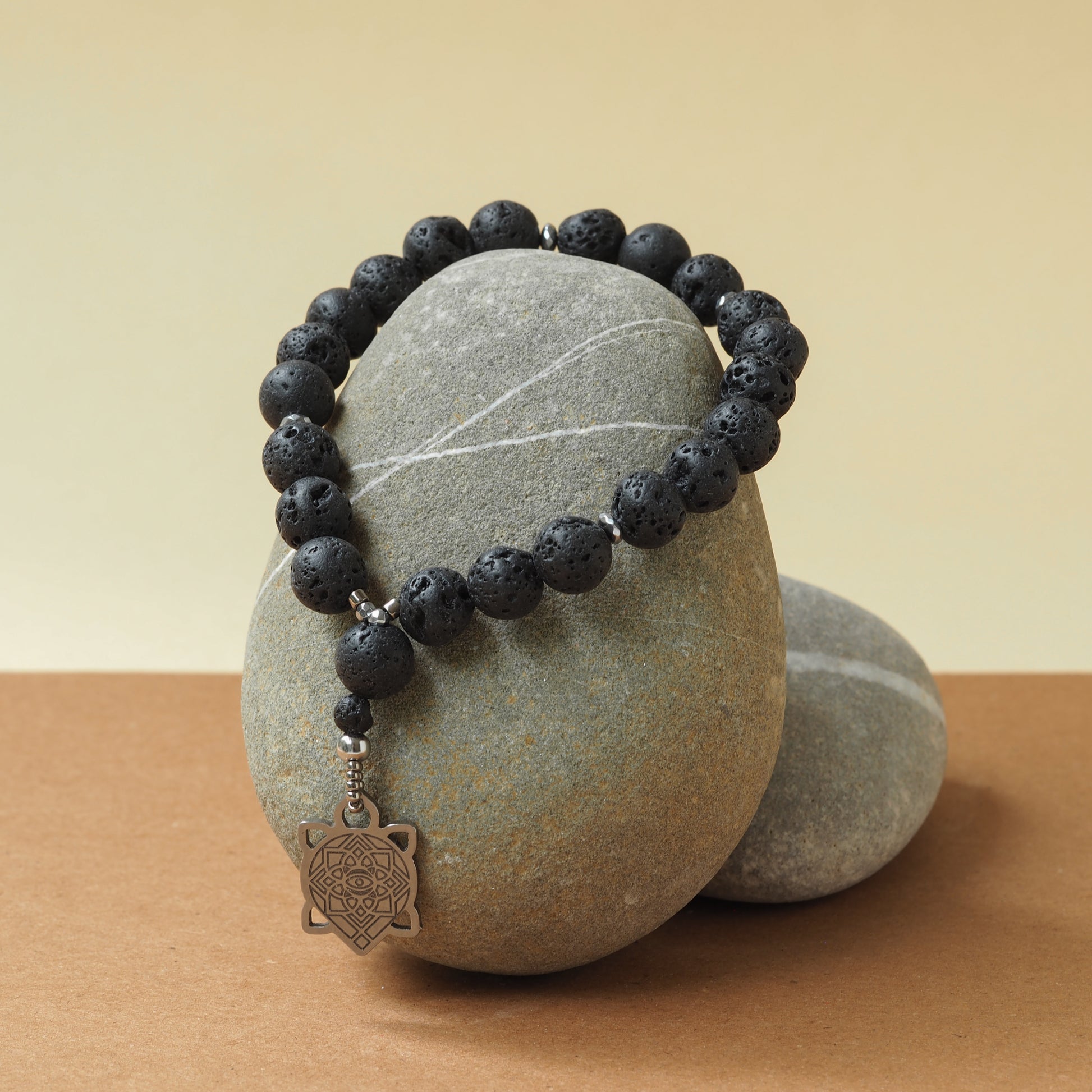 mala FUSION POINT / гривна – броеница / черен вулканичен лава камък и хематит / медальон костенурка от стомана MyPlanToBe